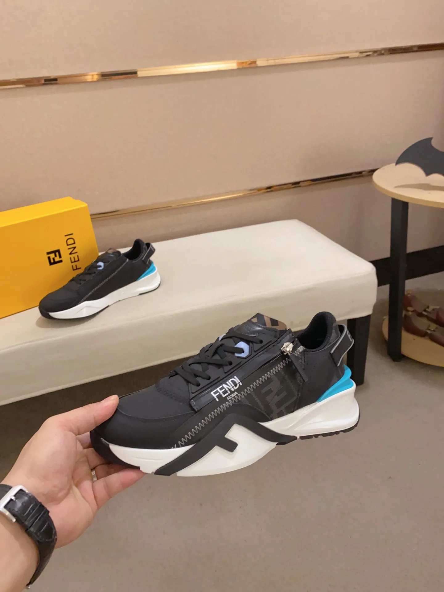 Men's shoes💰: 540💰(Higher version) [Fendi] Fendi's latest casual shoes for men! Available at counters simultaneously! A one-to-one replica of the original. Made entirely of imported top-grain calfskin, the interior is made of top-grain water-dyed cowhide, and the original factory-supplied rubber outsole. Leading new fashion concepts. Matching code: 38-44. 45 can be customized and non-returnable!